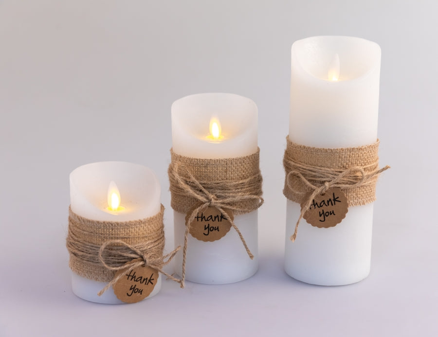 Candela di cera a LED bianca rustica
"Grazie"
con fiamma in movimento
P:7,5 cm - A:10 cm