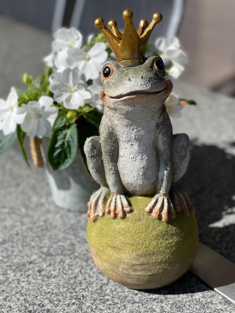Froschkönig auf Kugel
aus Polyresin
L:15cm B:15cm H:36cm