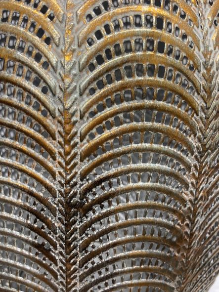Lanterna in metallo anticato
con inserto in vetro
Colore: oro antico