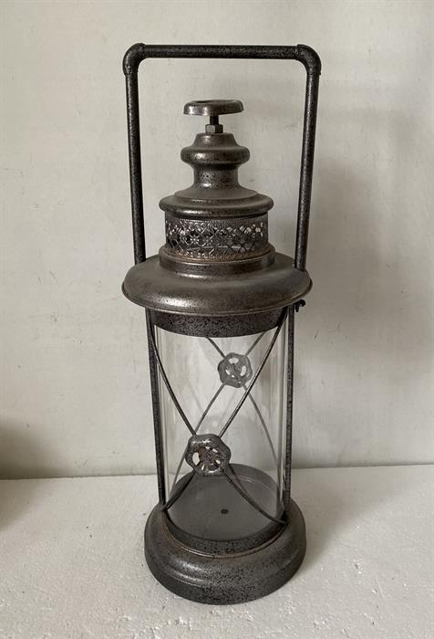 Laterne aus Metall
in Grau in Industriedesign
D21cm x H59cm