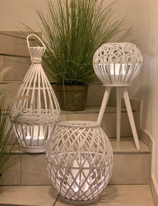 Lanterna rotonda in bambù
con inserto in vetro
Colore bianco
Altezza: 36 cm Profondità: 32 cm