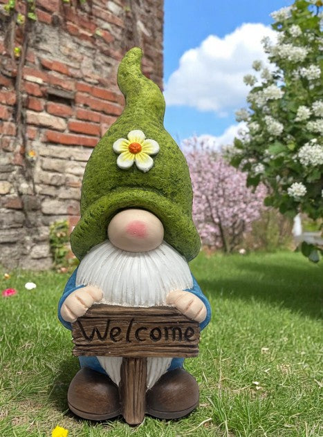 Gartenwichtel stehend 
mit Schild Welcome 
und grünem Hut 
H41.5cm
