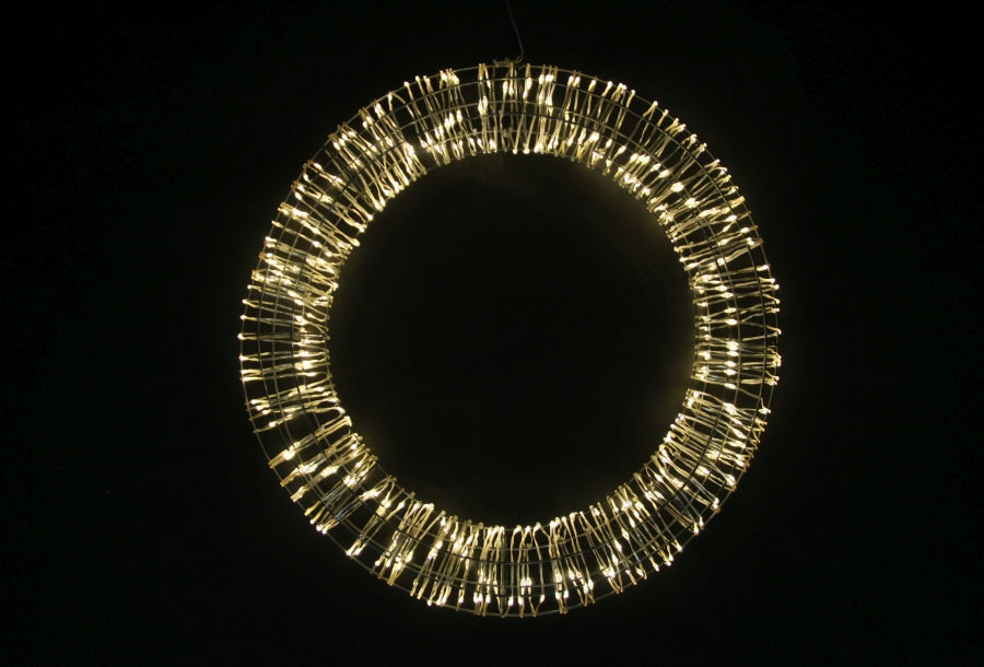 LED Kranz Metall Outdoor
Farbe: Silber mit 200 LED
D: 45cm - T:5cm