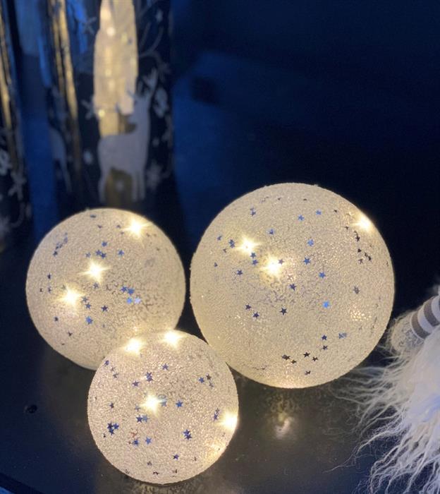 LED Glas Kugel 3er Set weiss
mit kleinen Sternen
Total 23 LED
D:10.5cm / 12cm / 15cm