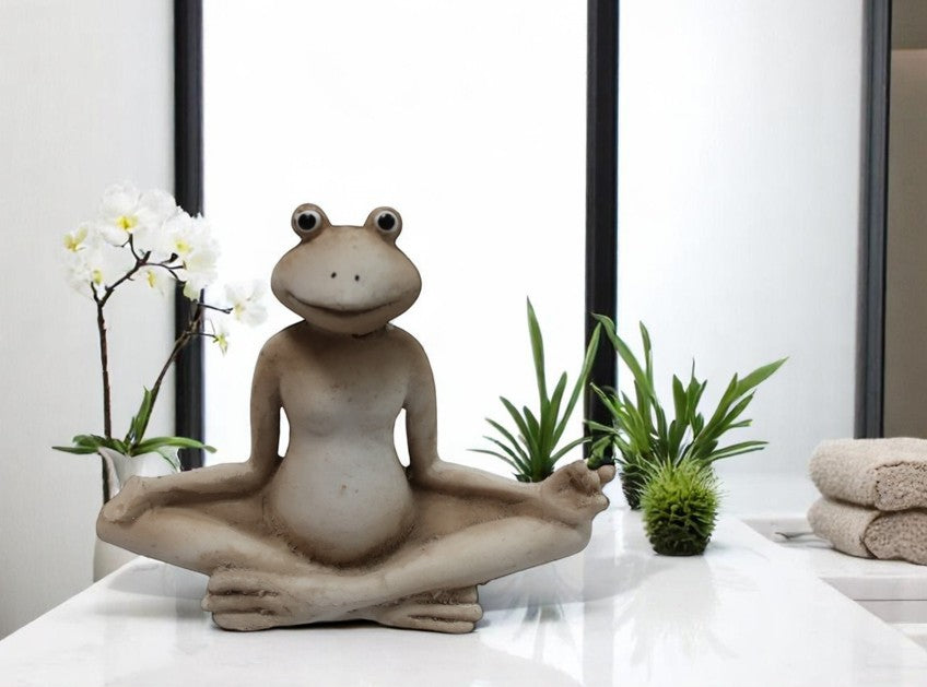 Frosch aus Polyresin
Farbe: Braun/Weiss
L:12cm B:4cm H:10cm