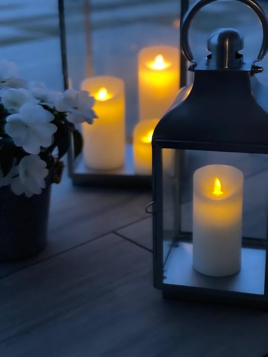 Set di 4 candele di cera a LED con fiamma bianca rustica in movimento
P:7 cm / 2x A:10 cm + 2x A:15 cm