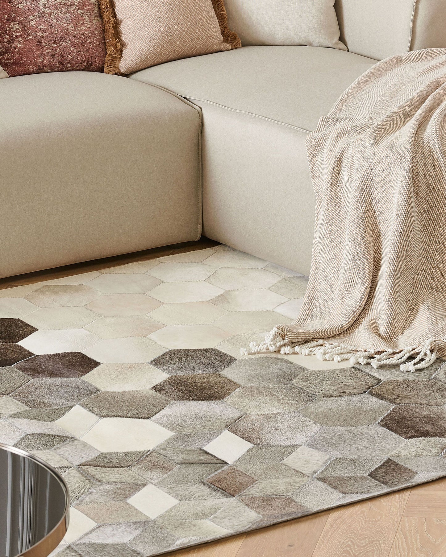 Teppich Kuhfell grau / weiss 140 x 200 cm geometrisches Muster Kurzflor SASON