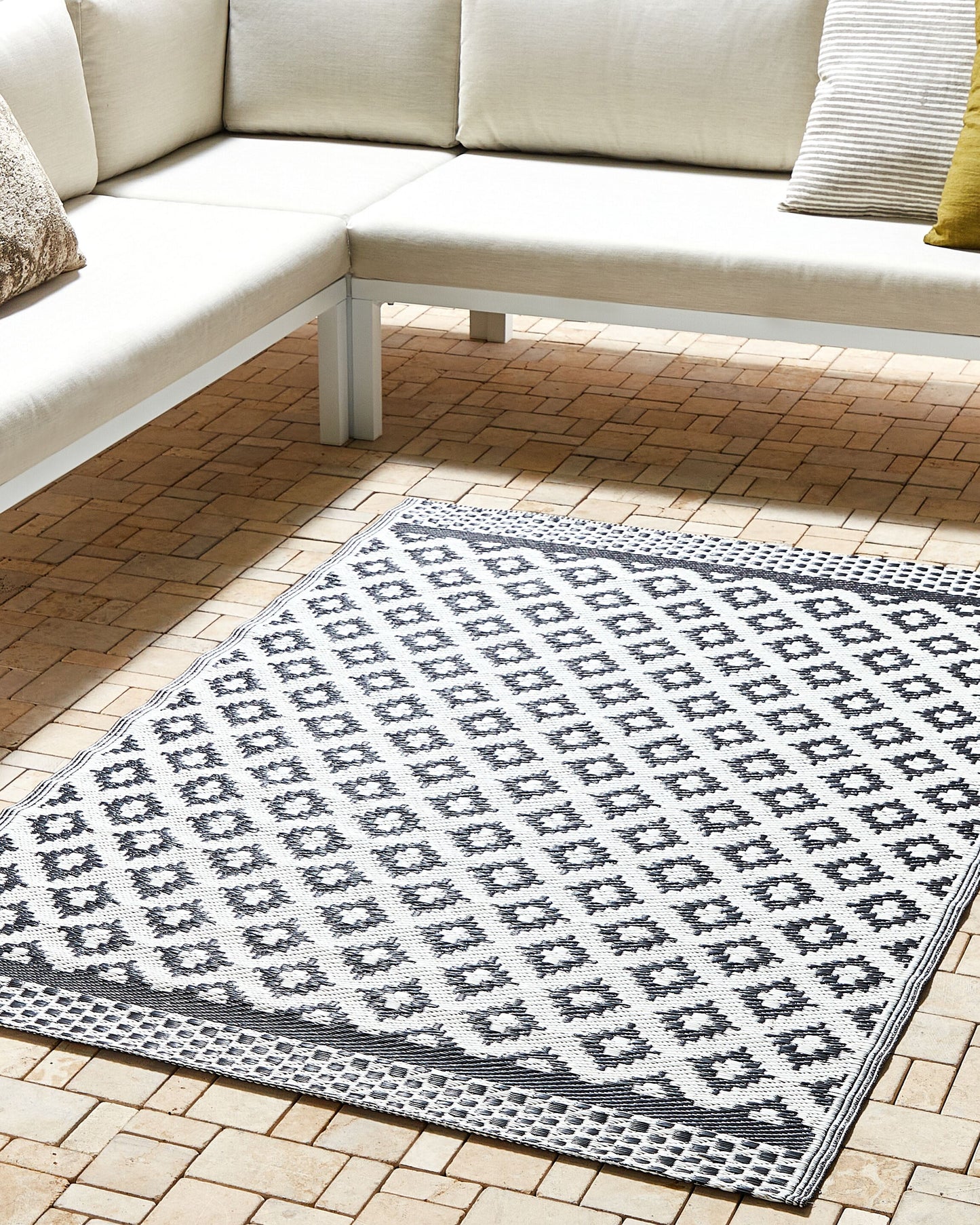 Outdoor Teppich schwarz 120 x 180 cm geometrisches Muster Kurzflor THANE
