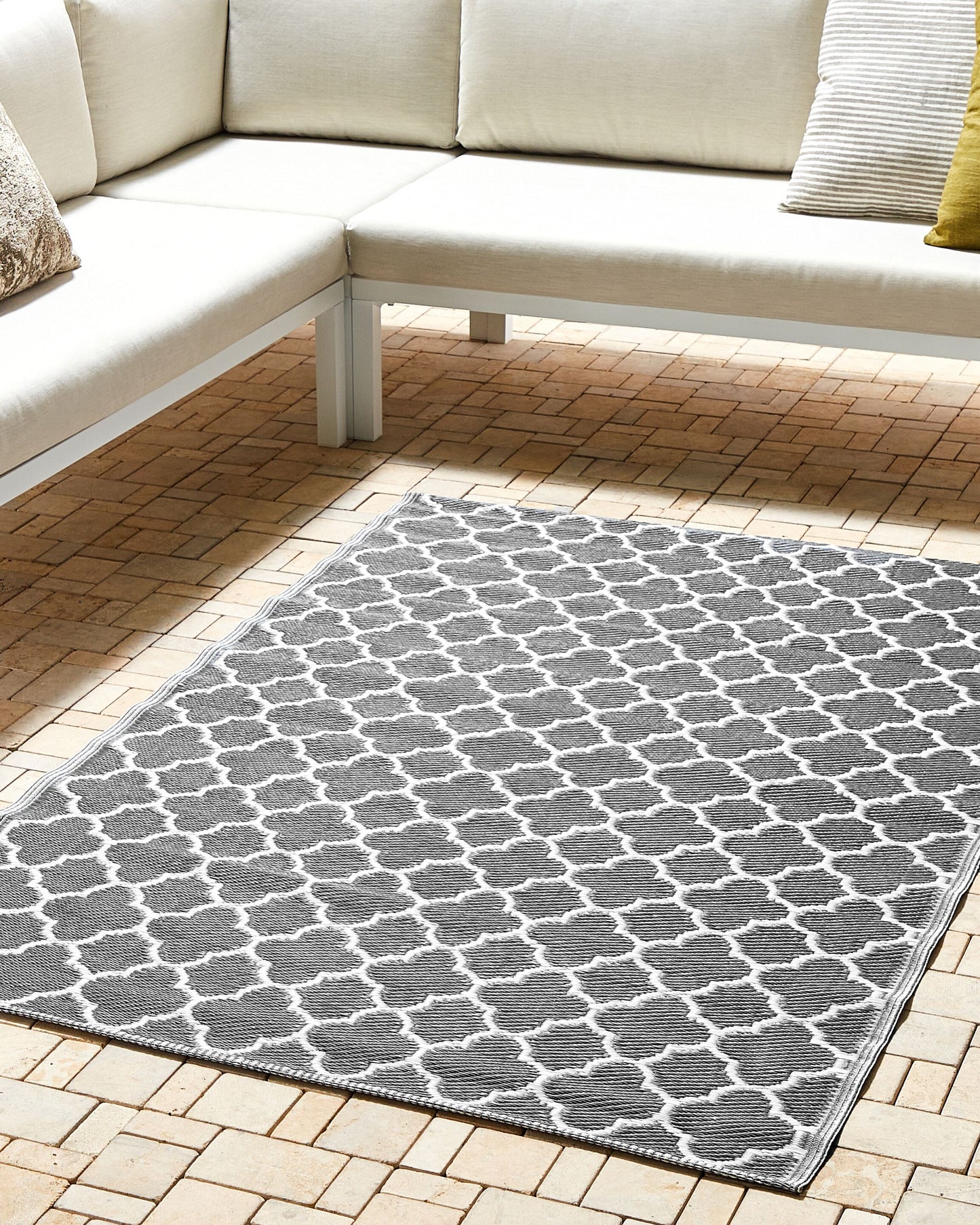 Outdoor Teppich grau 120 x 180 cm marokkanisches Muster Kurzflor SURAT