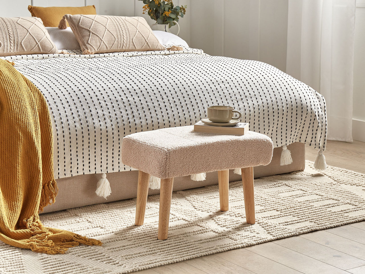 Hocker Bouclé / Gummibaumholz beige TAKOMA