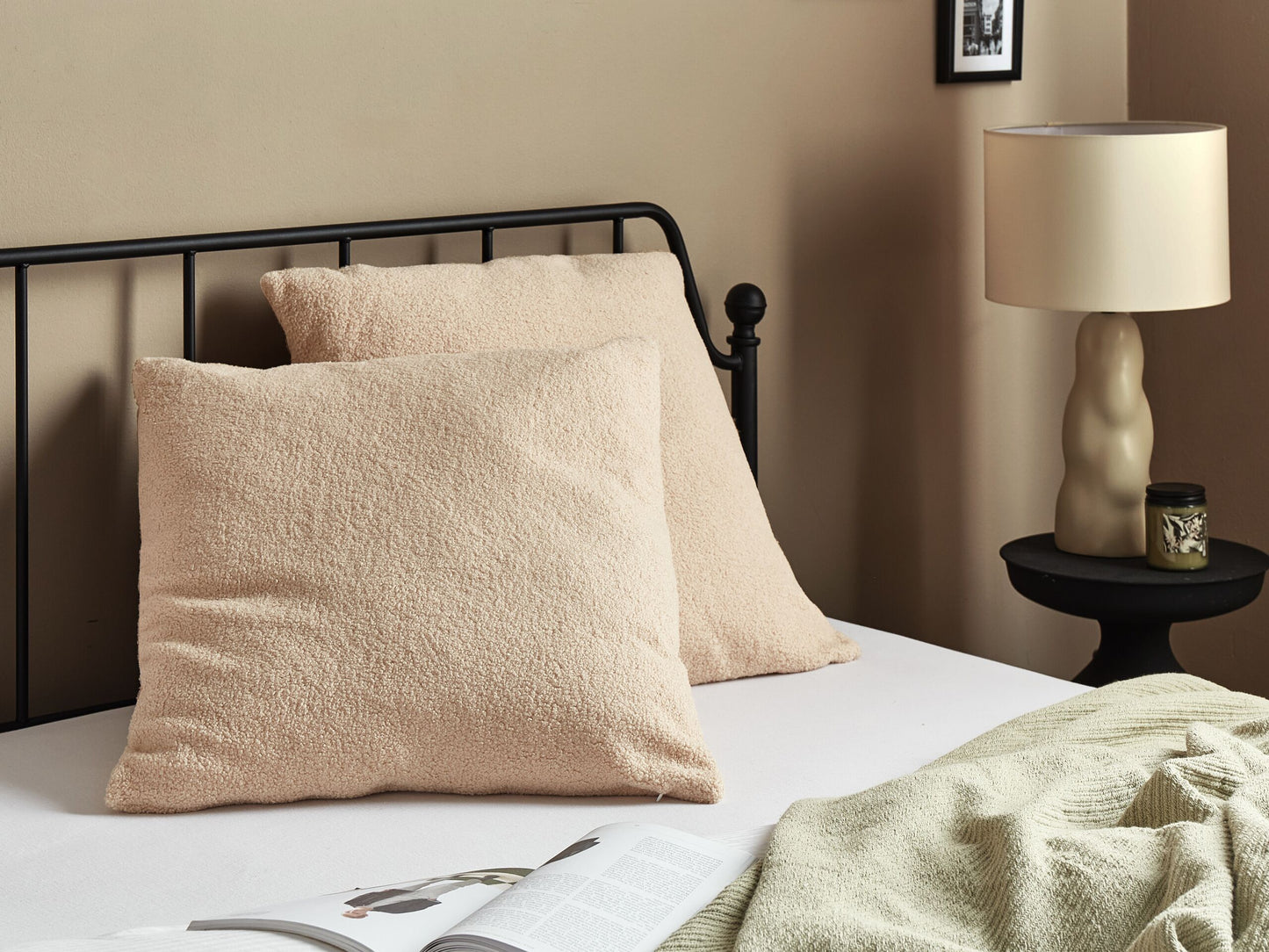 Dekokissen 2er Set LEUZEA Bouclé 60 x 60 cm Sandbeige Ohne Muster