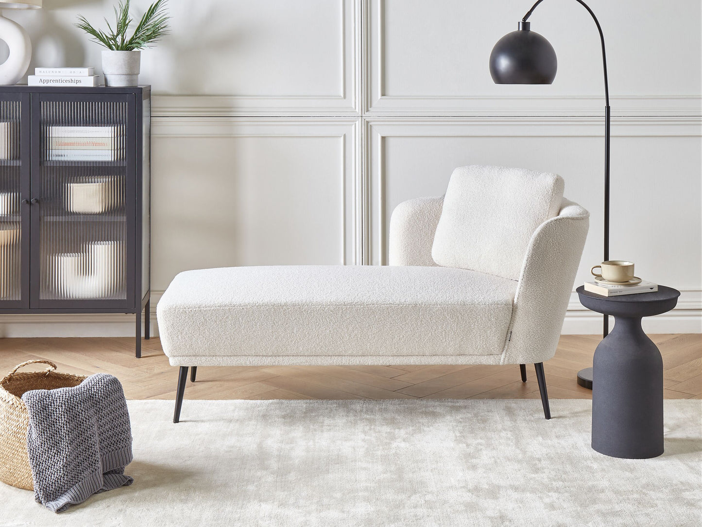 Chaiselongue Bouclé cremeweiss rechtsseitig mit Kissen ARTHEZE
