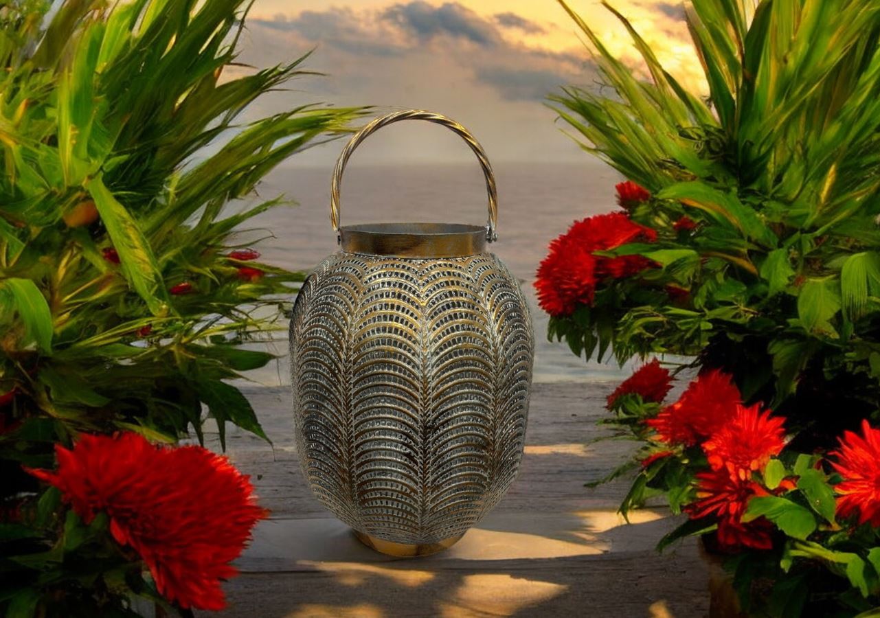 Laterne Metall Antik 
mit Glaseinsatz 
Farbe: antik Gold