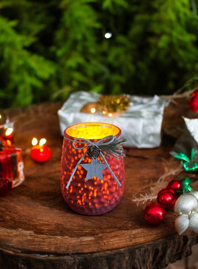 Windlicht Glas rot dekoriert mit Herz Anhänger und Tannzapfen