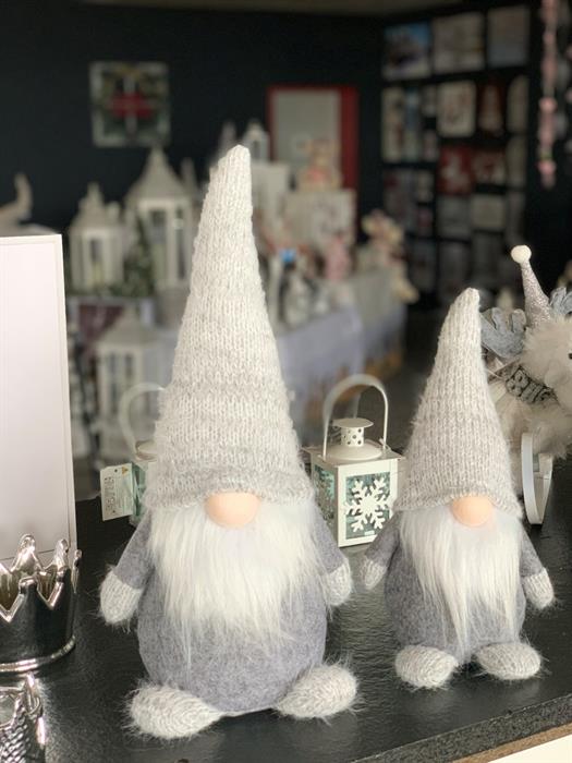 Nain décoratif Père Noël avec barbe
avec un chapeau pointu,
Couleur gris,
L:11 cm l:16 cm H:36 cm
