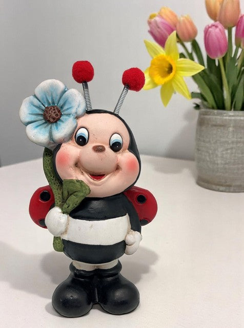 Deko Marienkäfer
mit Blume im Arm