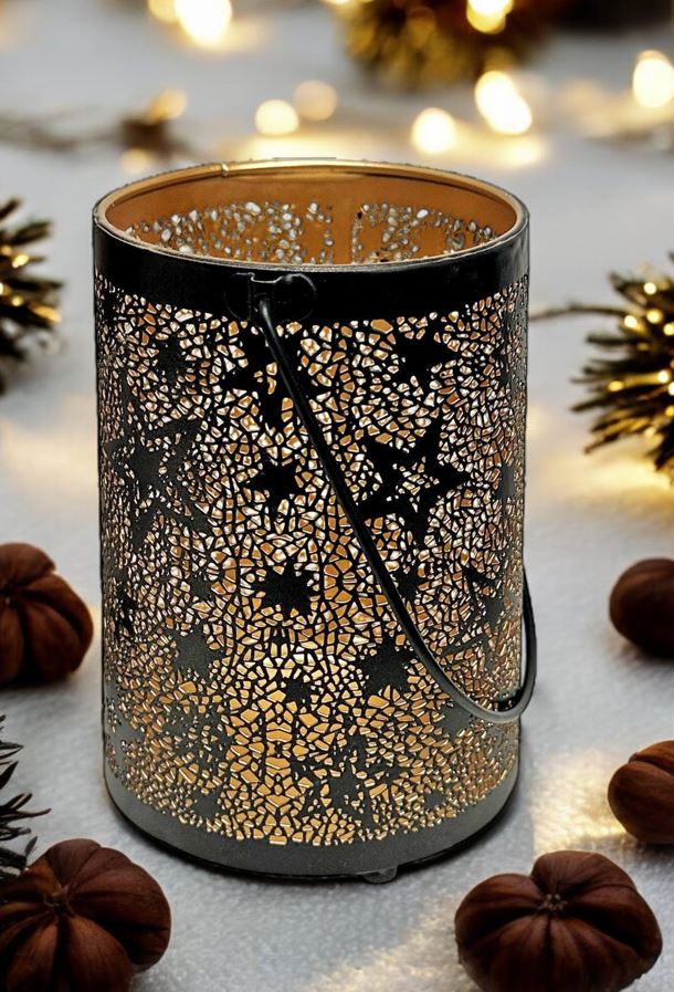 Windlicht schwarz aus Metall mit Sternen Design und Henkel