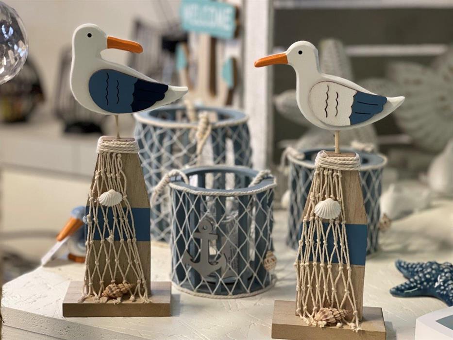 Deko Möwe auf Sockel aus Holz
mit Netz und Muscheln
Farbe: Weiss/Blau