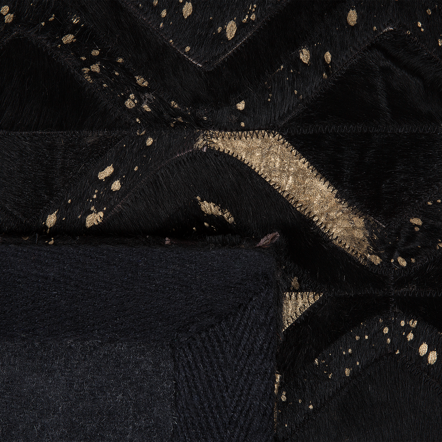Teppich Kuhfell schwarz-gold 140 x 200 cm ZickZack-Muster Kurzflor DEVELI