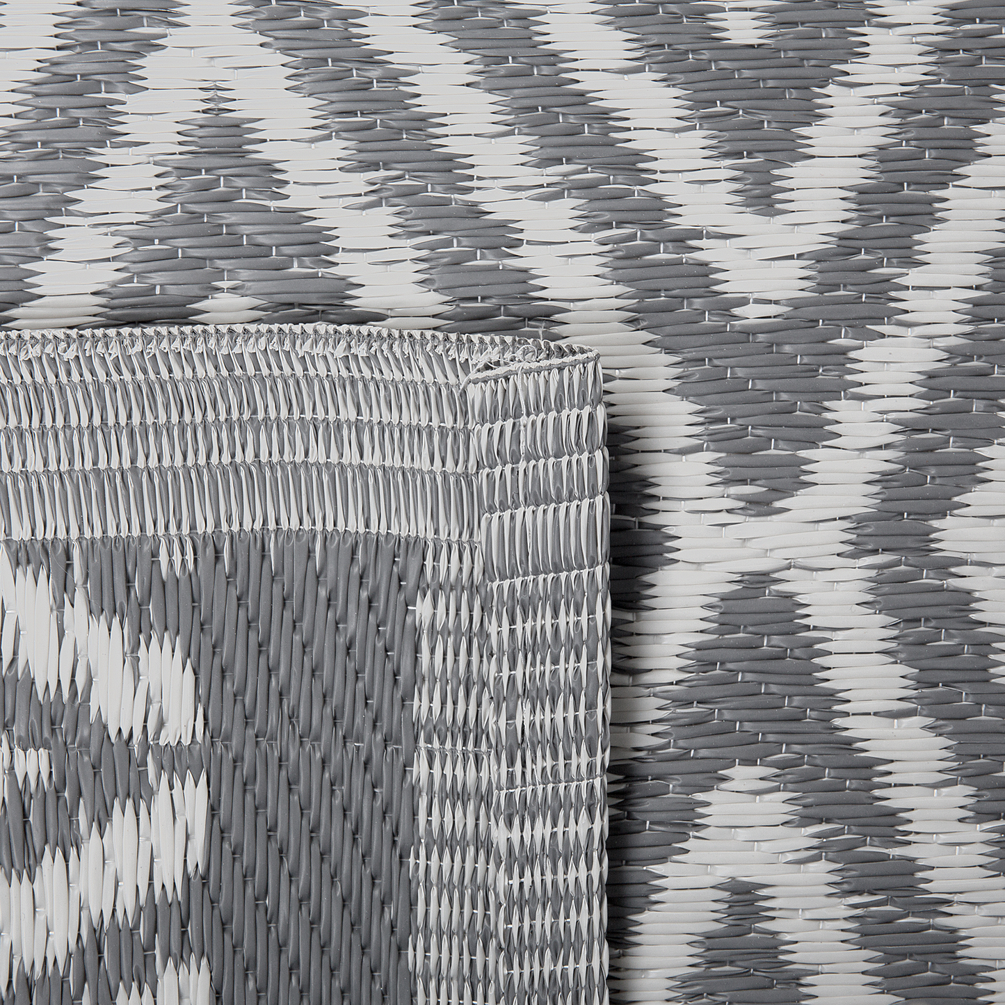 Outdoor Teppich hellgrau 90 x 150 cm geometrisches Muster Kurzflor SIKAR