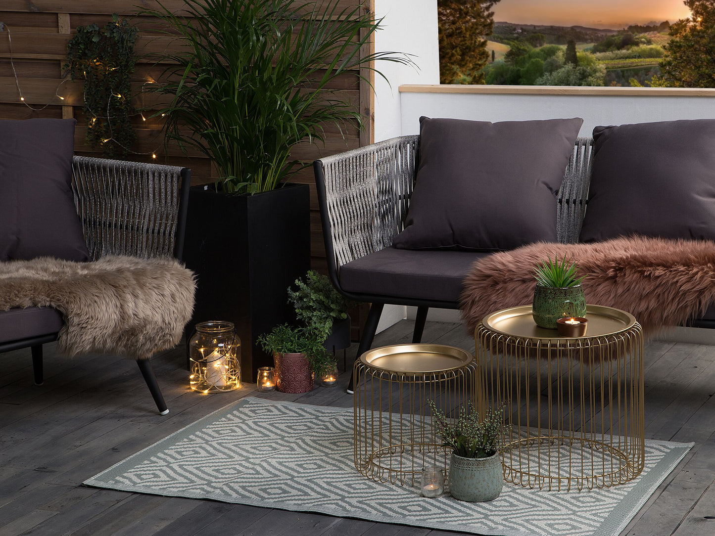 Outdoor Teppich hellgrün 90 x 150 cm geometrisches Muster Kurzflor SIKAR