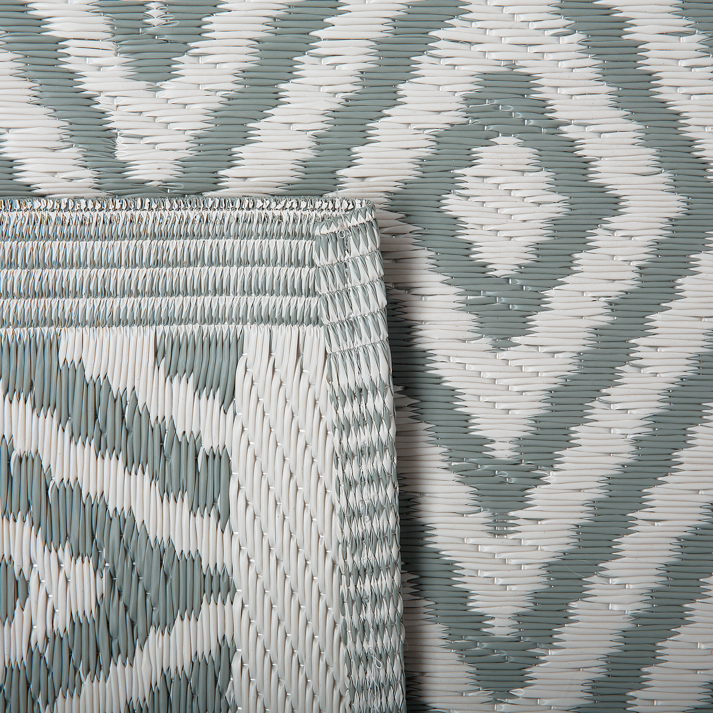 Outdoor Teppich hellgrün 90 x 150 cm geometrisches Muster Kurzflor SIKAR