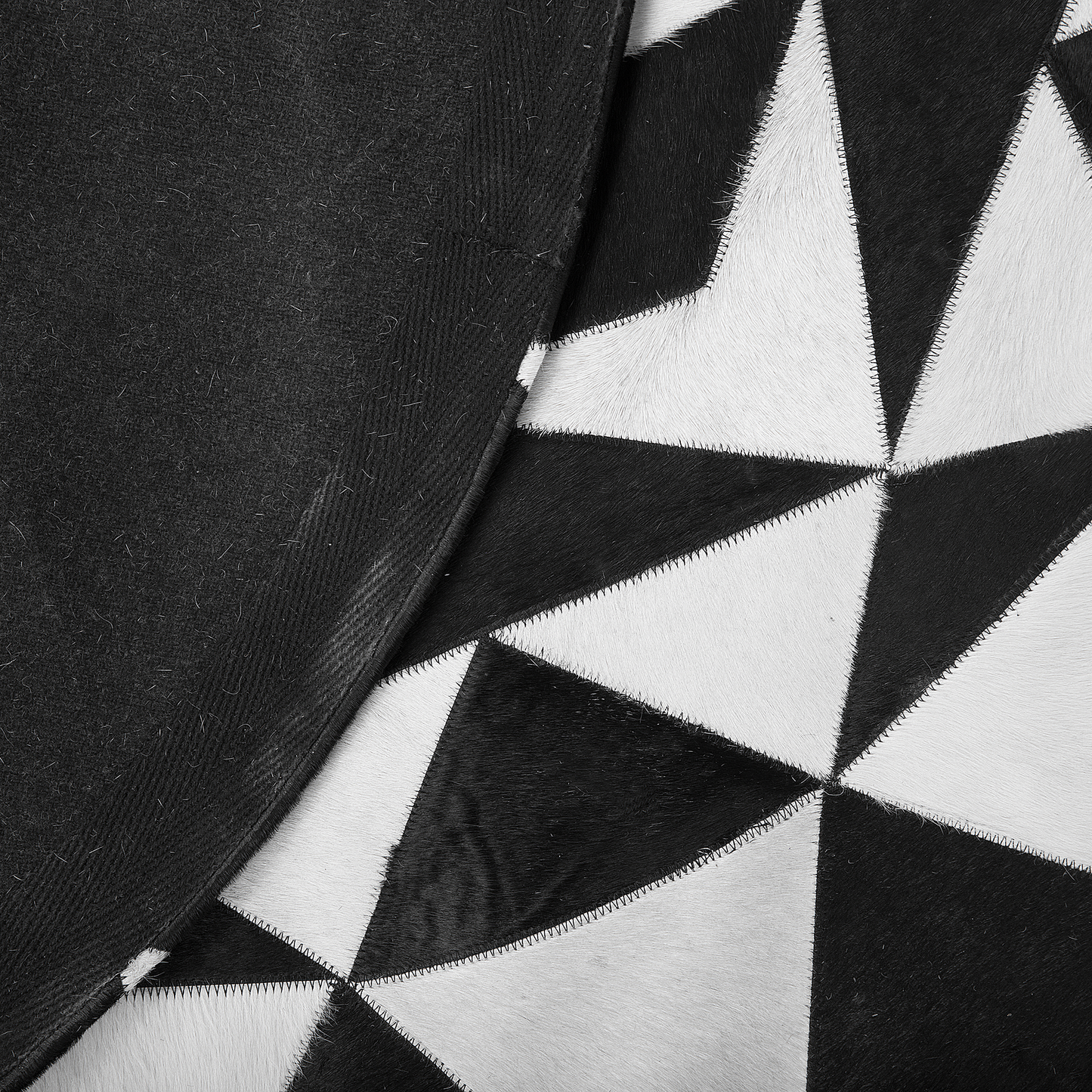 Teppich Kuhfell schwarz / weiss ⌀ 140 cm geometrisches Muster TURGUTLU