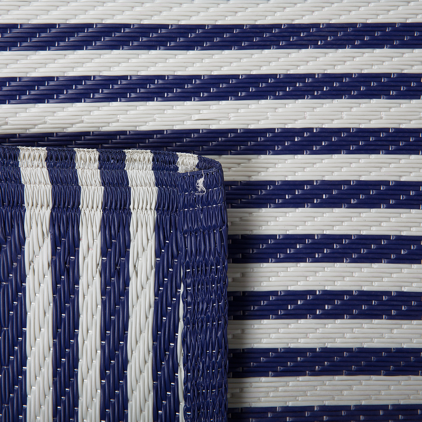 Outdoor Teppich marineblau 90 x 180 cm Streifenmuster Kurzflor HALDIA