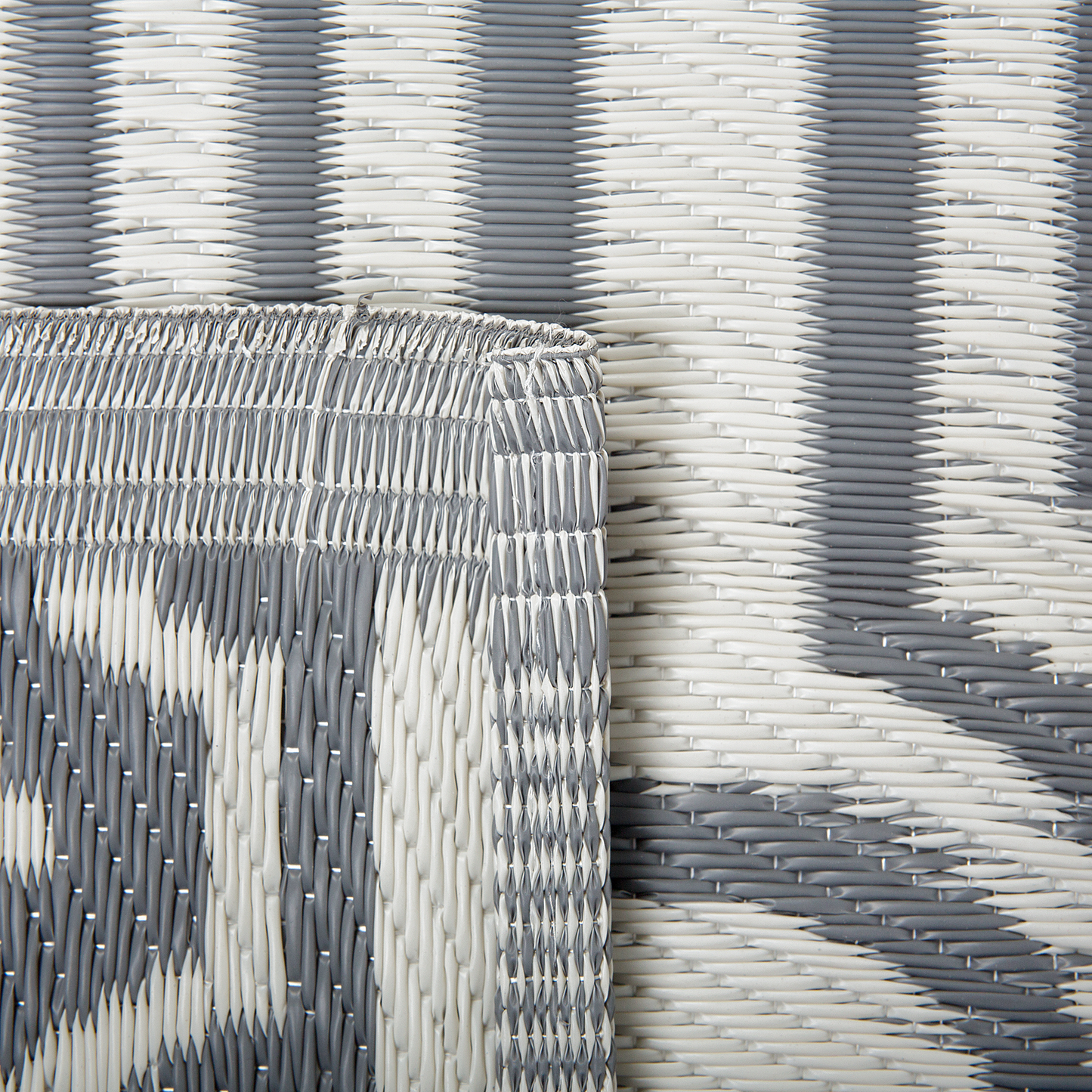 Outdoor Teppich dunkelgrau 90 x 180 cm geometrsiches Muster zweiseitig Kurzflor BIDAR