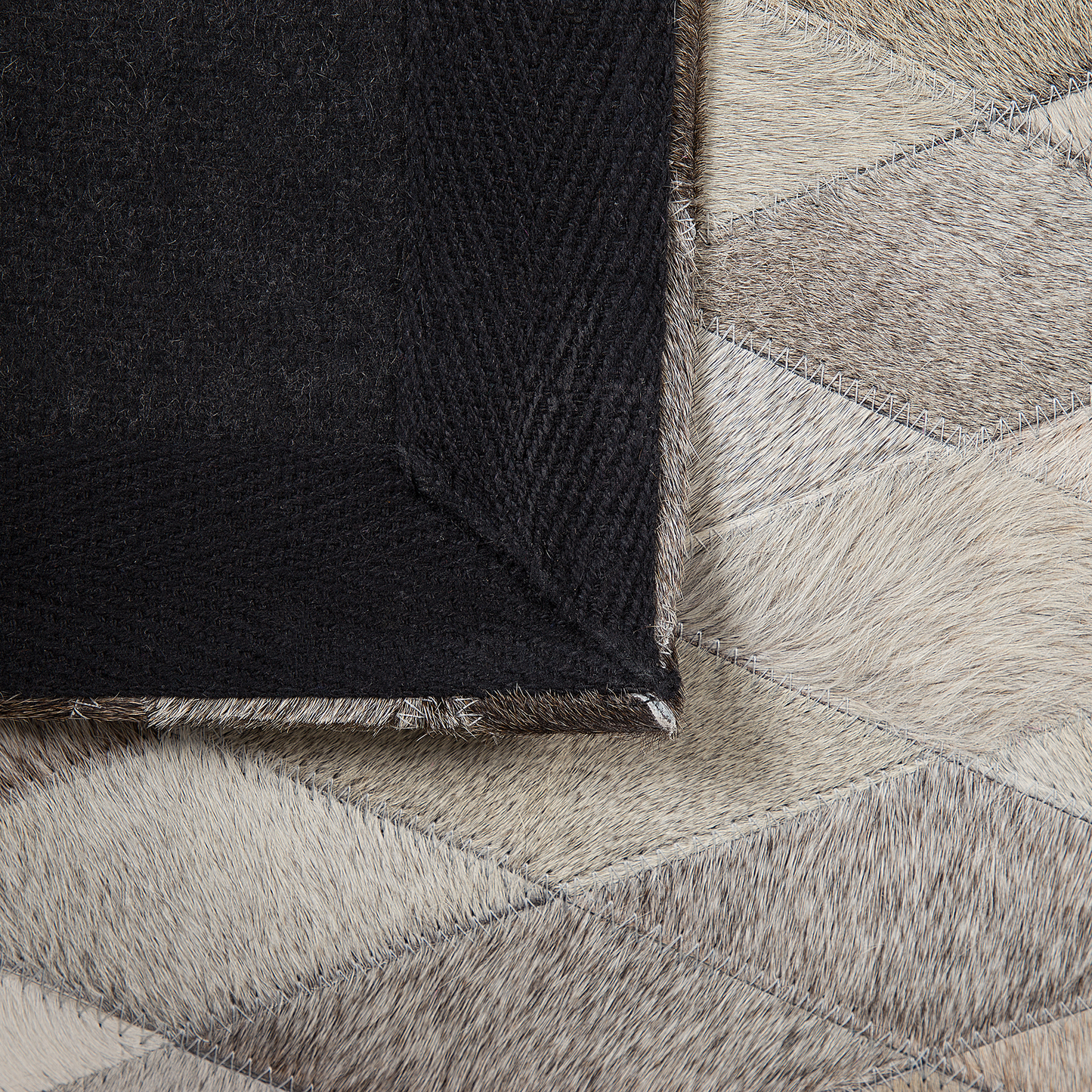 Teppich Kuhfell weiss / grau 160 x 230 cm Patchwork Kurzflor MALDAN