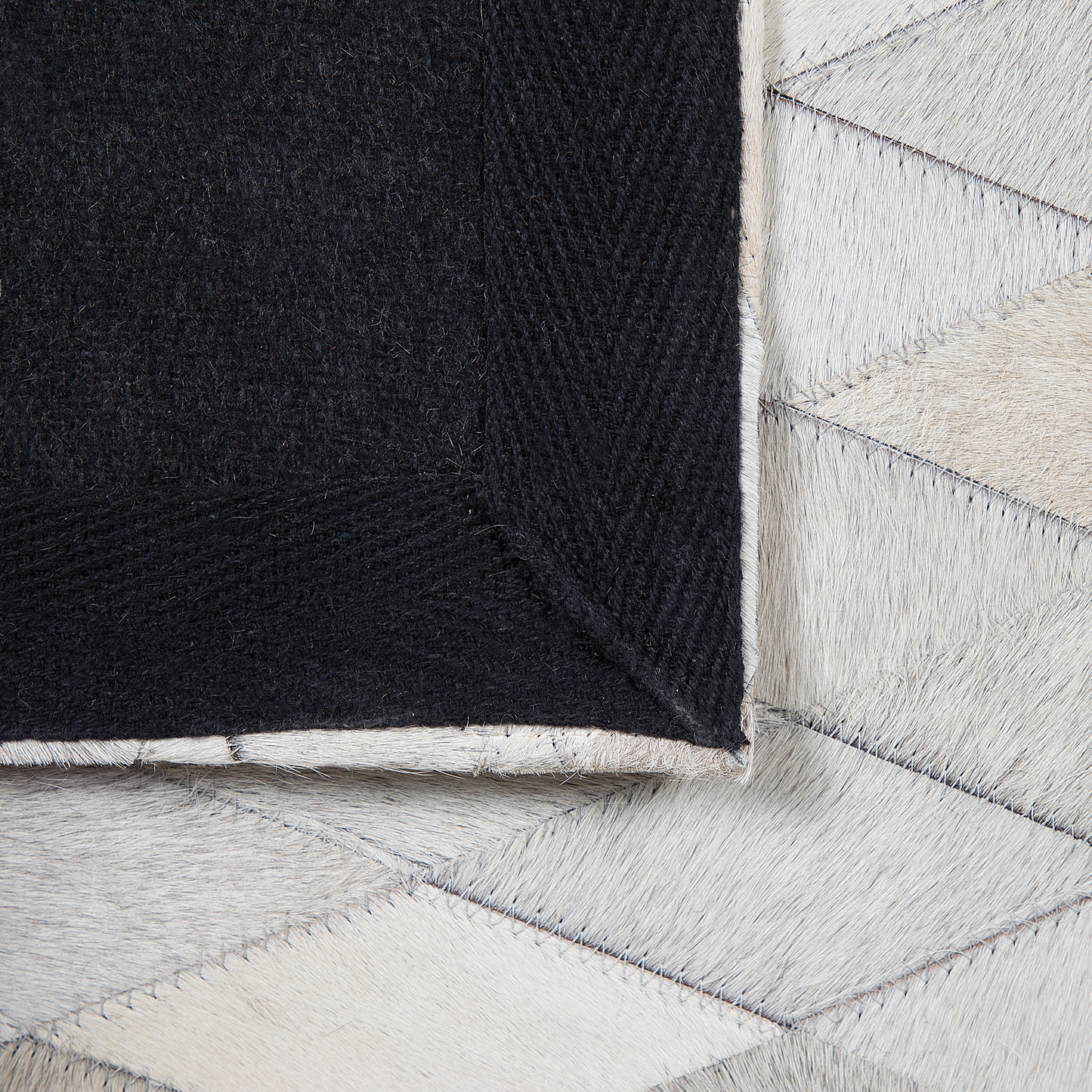Teppich Kuhfell weiss / schwarz 140 x 200 cm Patchwork Kurzflor MALDAN