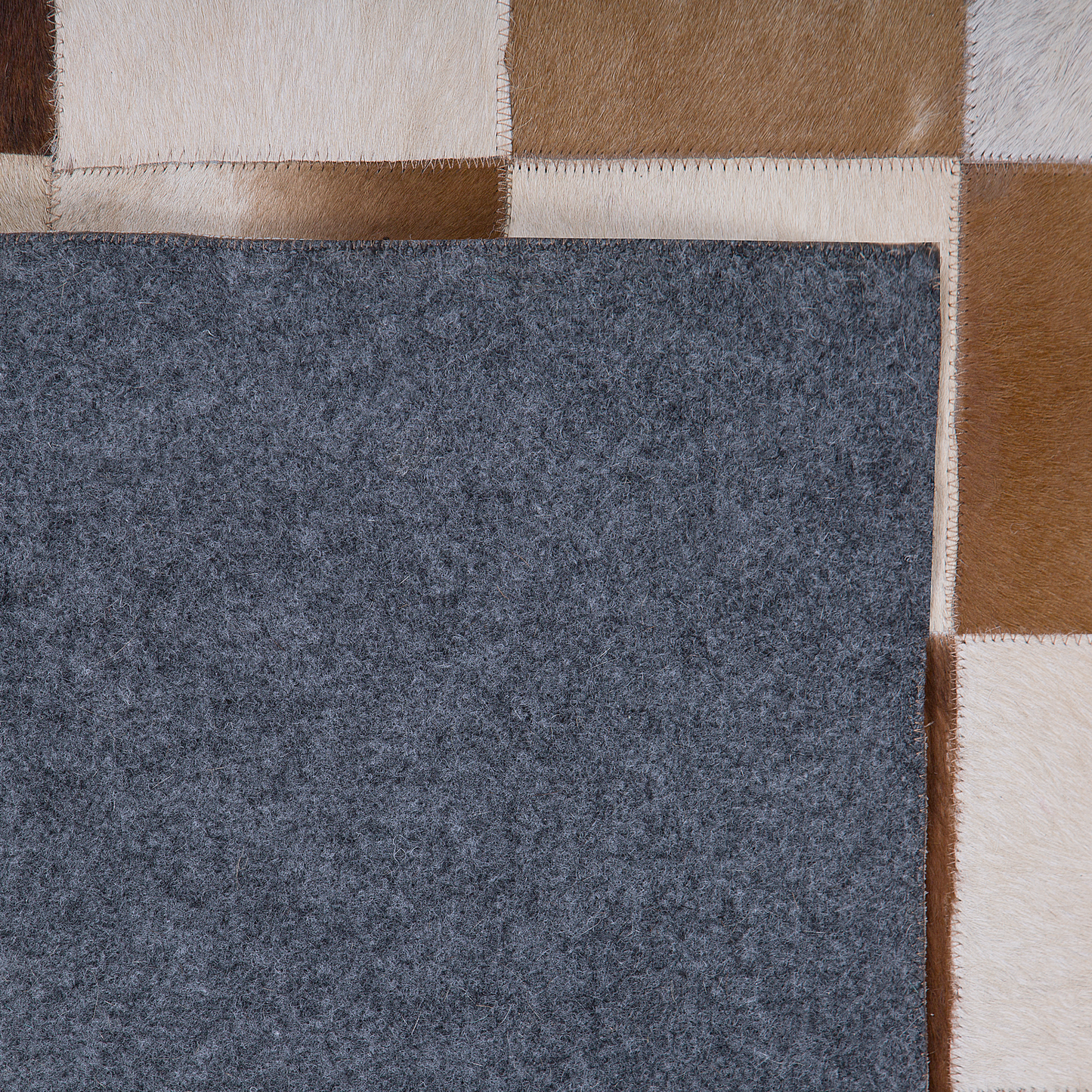 Teppich Kuhfell braun / beige 140 x 200 cm Patchwork Kurzflor SOLMAZ