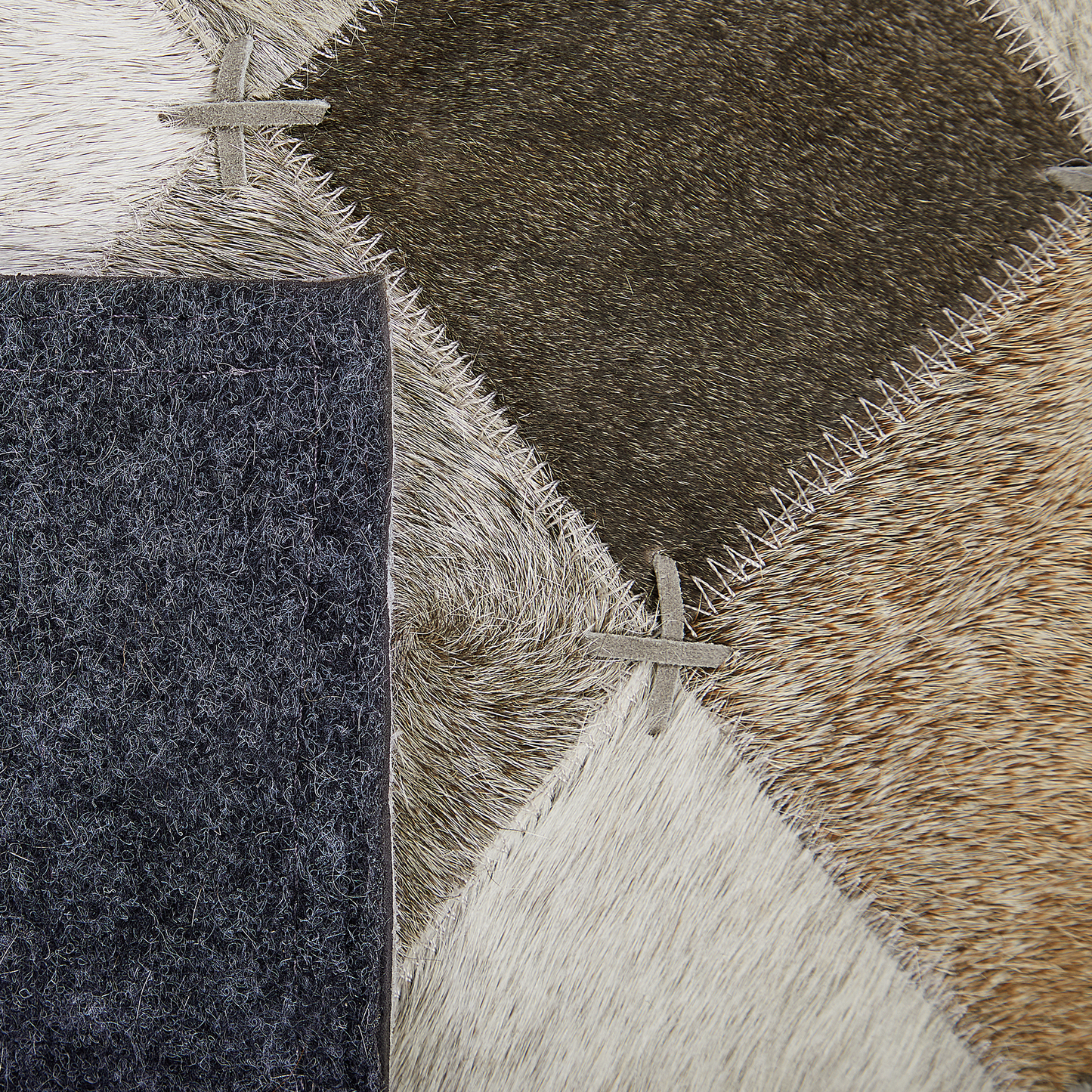 Teppich Kuhfell grau / braun 140 x 200 cm kariertes Muster Kurzflor BANAZ