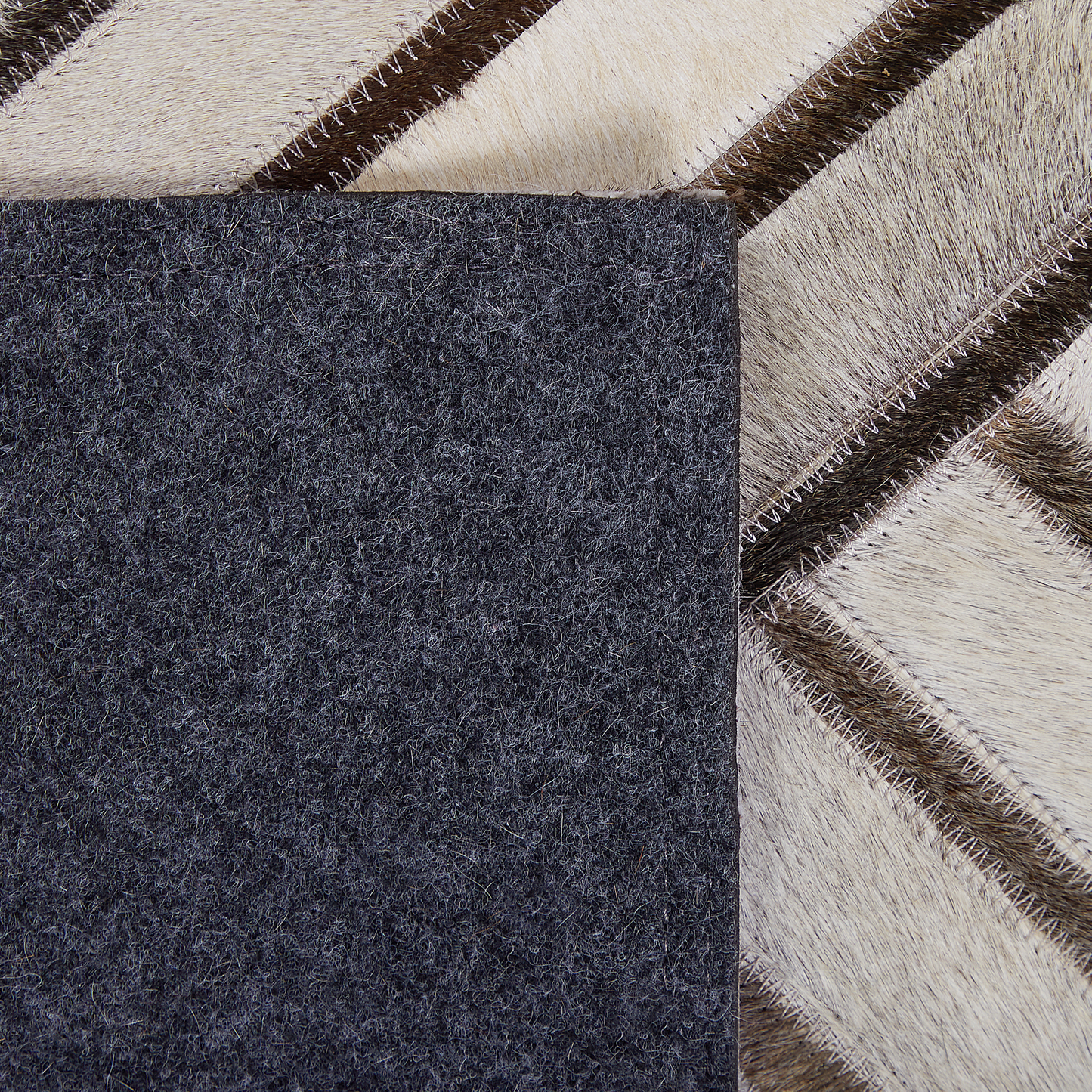 Teppich Kuhfell beige-grau 140 x 200 cm geometrisches Muster Kurzflor TEKIR