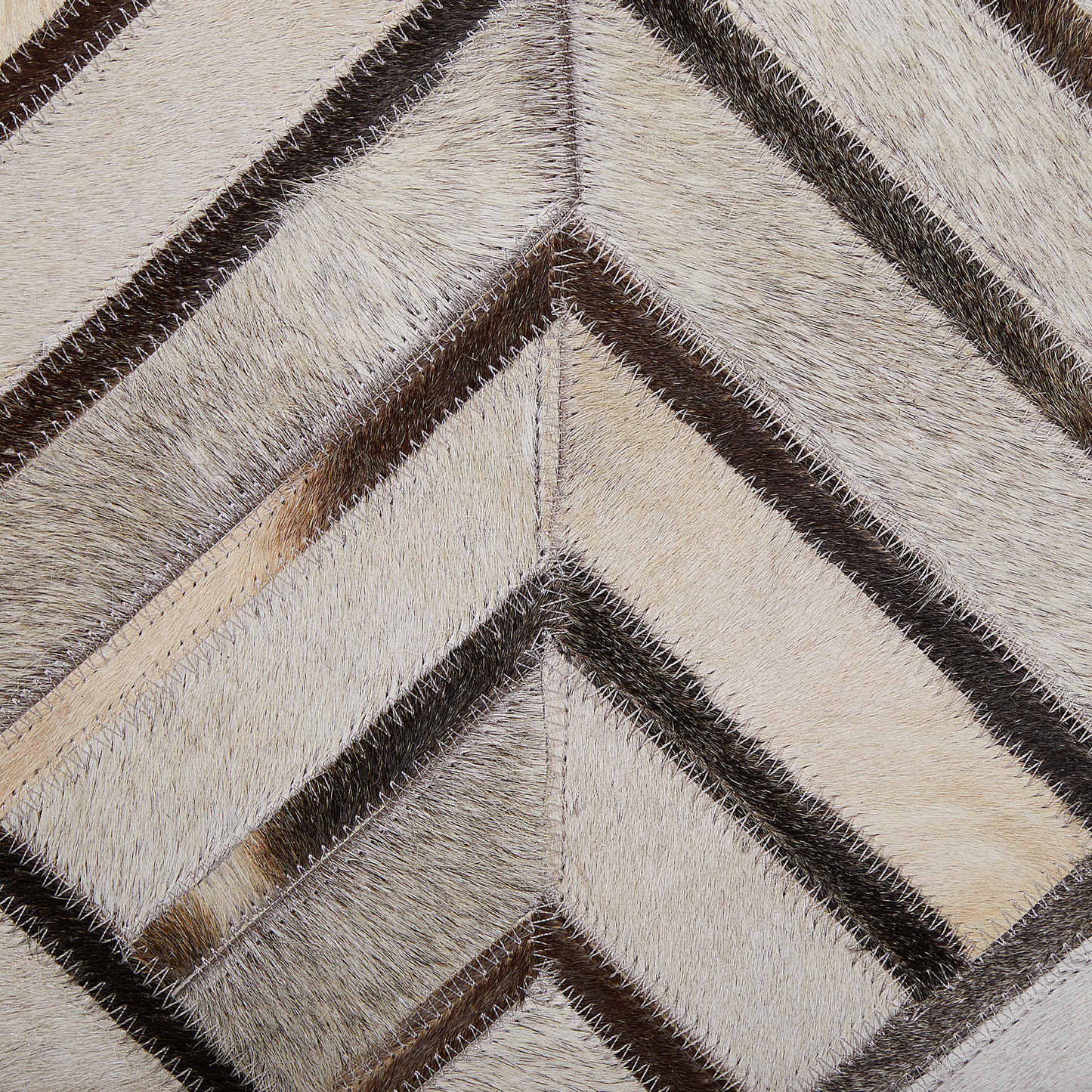 Teppich Kuhfell beige-grau 140 x 200 cm geometrisches Muster Kurzflor TEKIR