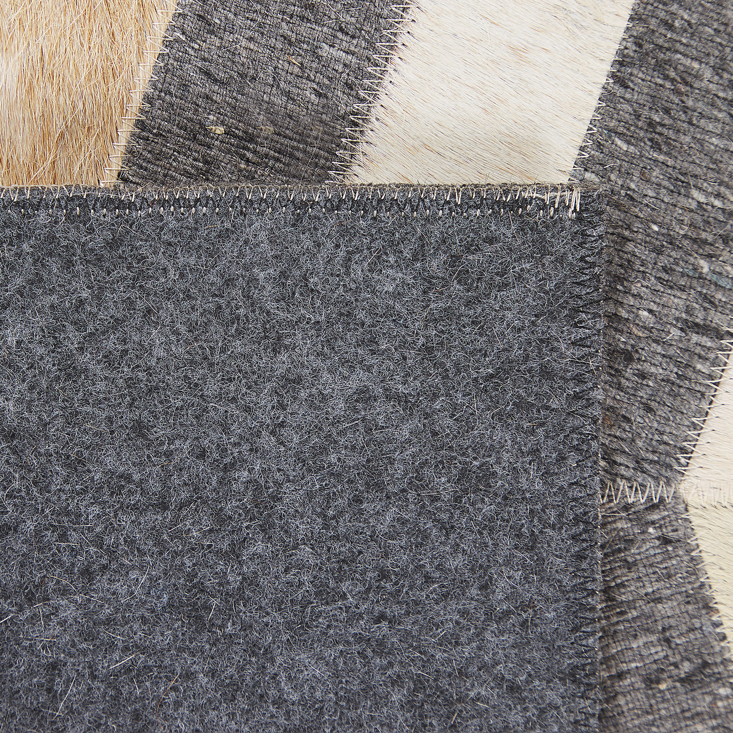 Teppich Kuhfell grau / beige 140 x 200 cm Patchwork Kurzflor BAGGOZE
