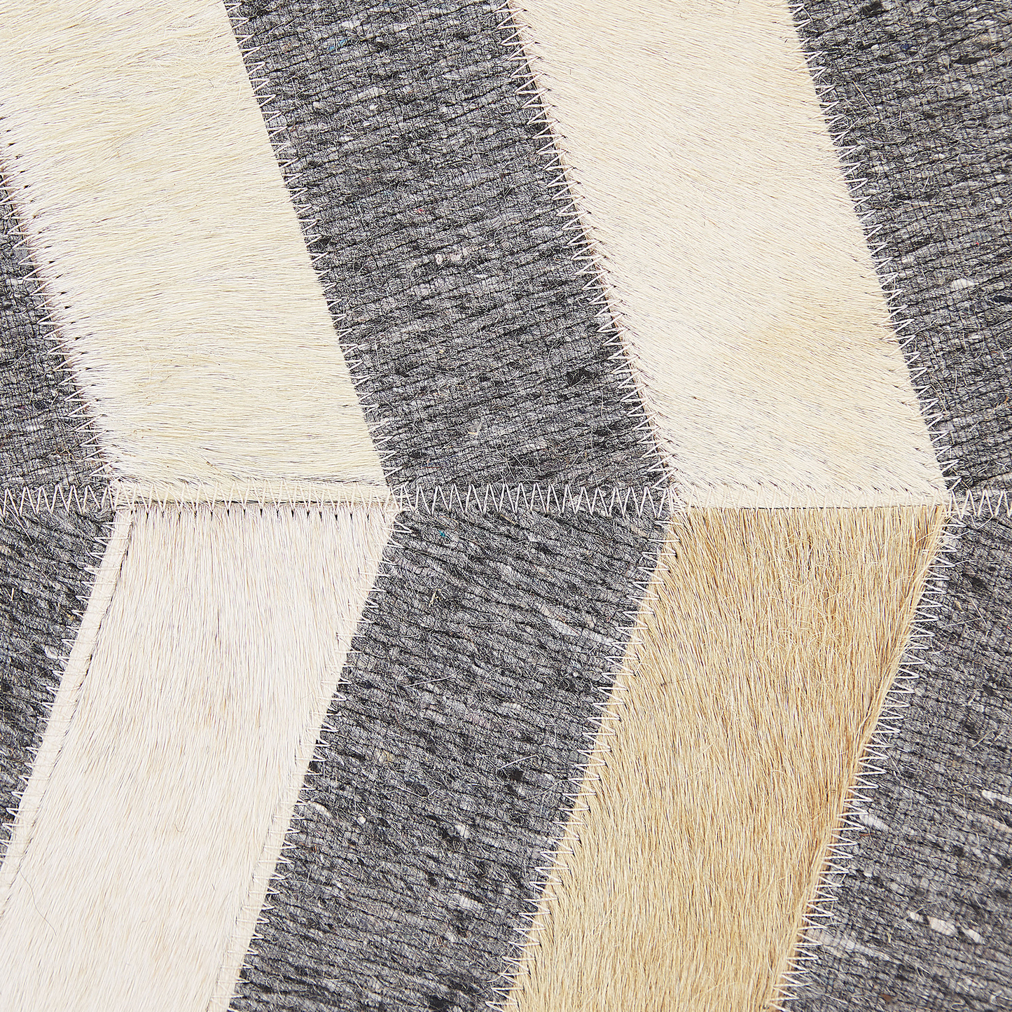 Teppich Kuhfell grau / beige 140 x 200 cm Patchwork Kurzflor BAGGOZE