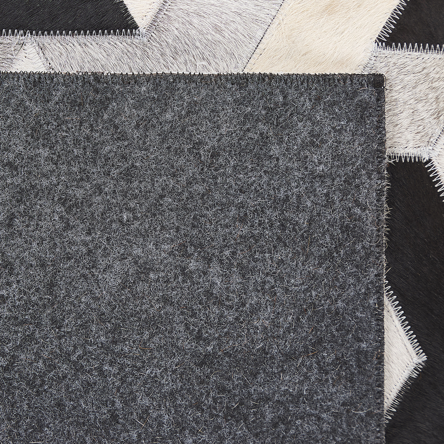 Teppich Kuhfell schwarz / grau 140 x 200 cm Patchwork Kurzflor NARMAN