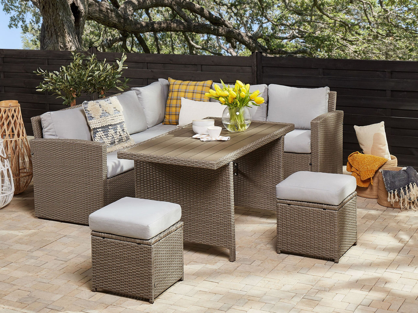 Lounge Set mit Tisch und Ottomane 5-Sitzer BARDI linksseitig inkl. Kissen Polyrattan Taupe