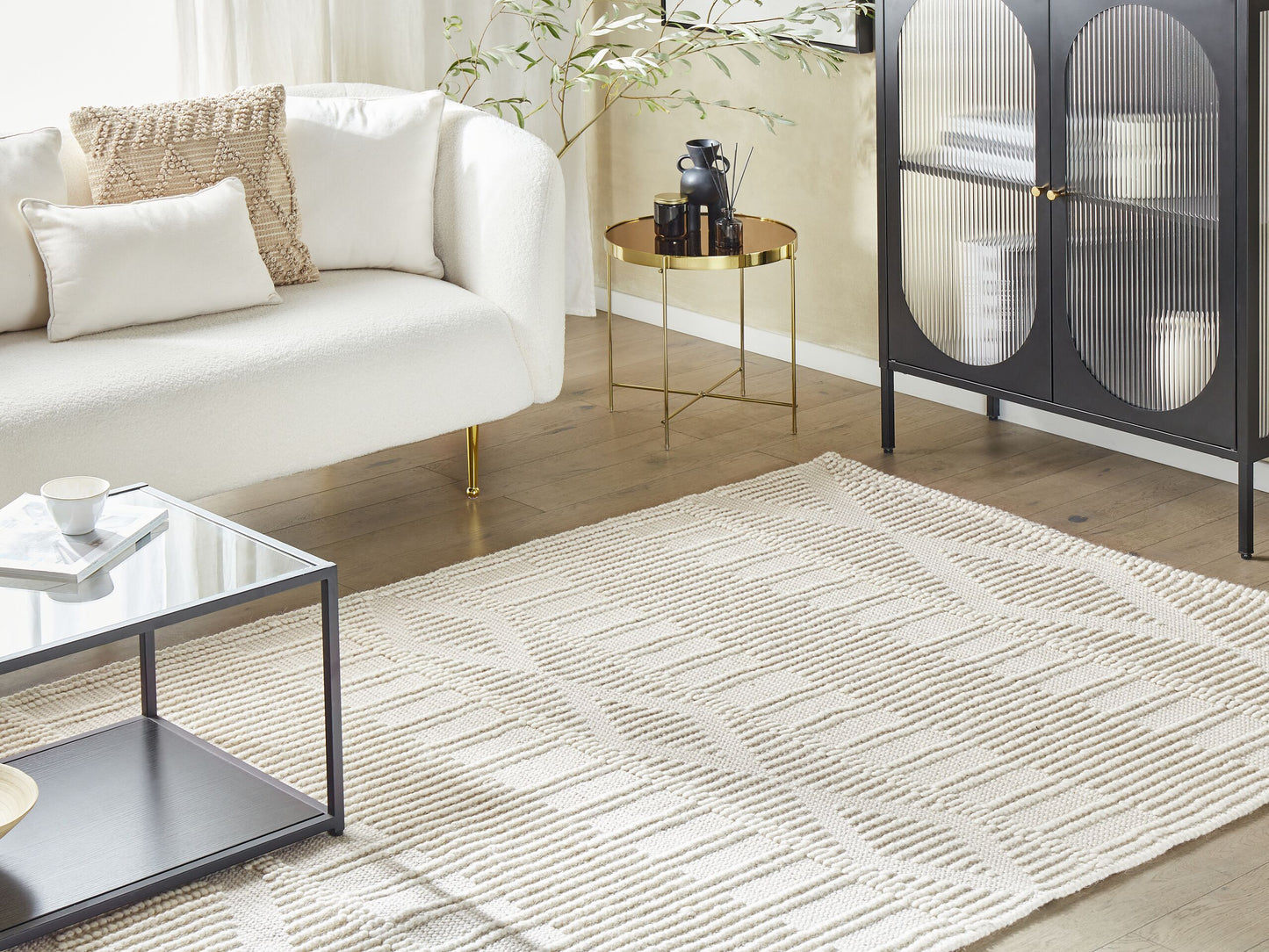 Teppich Wolle helles Beige 140 x 200 cm geometrisches Muster Kurzflor LAPSEKI