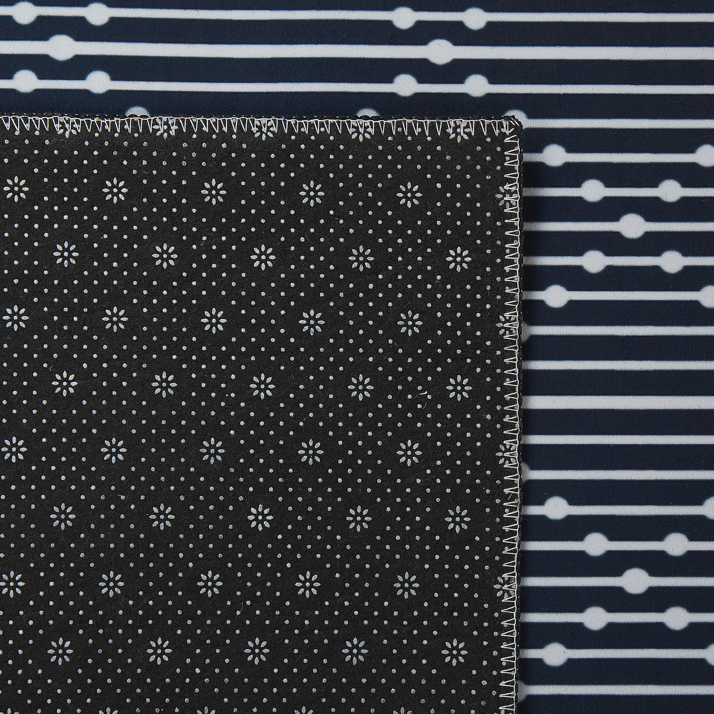 Teppich marineblau 70 x 200 cm geometrisches Muster Kurzflor CHARVAD
