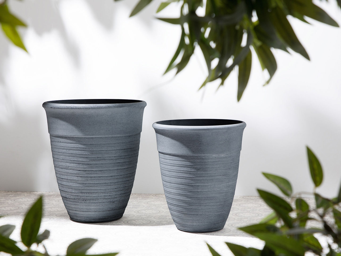 Set mit 2 Blumentöpfen KATALIMA Stein 43 cm Grau