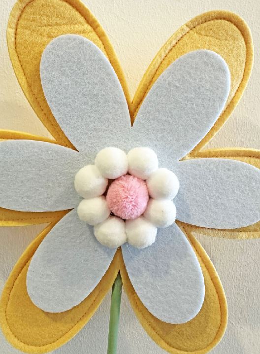 Dekoblume Filz gelbe Blüte auf Holzsockel