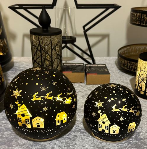 LED Glas Kugel schwarz mit 10 LED D:15cm Motiv: Weihnachtsdorf