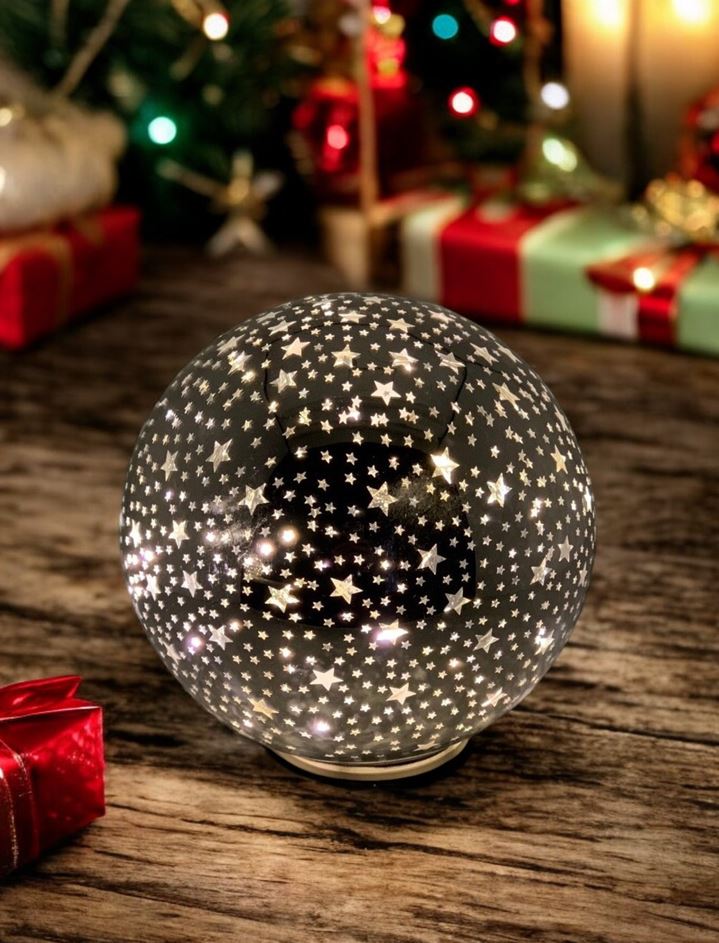 LED Glas Kugel mit 15 LED
Motive: Sterne
Farbe: Silber
D:15cm H:15cm