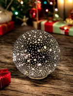 LED Glas Kugel mit 15 LED
Motive: Sterne
Farbe: Silber
D:15cm H:15cm