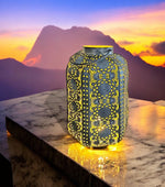 Laterne aus Metall Antik 
mit Glaseinsatz 
Farbe: antik Grau/Gold 
D:30cm H:55.5cm