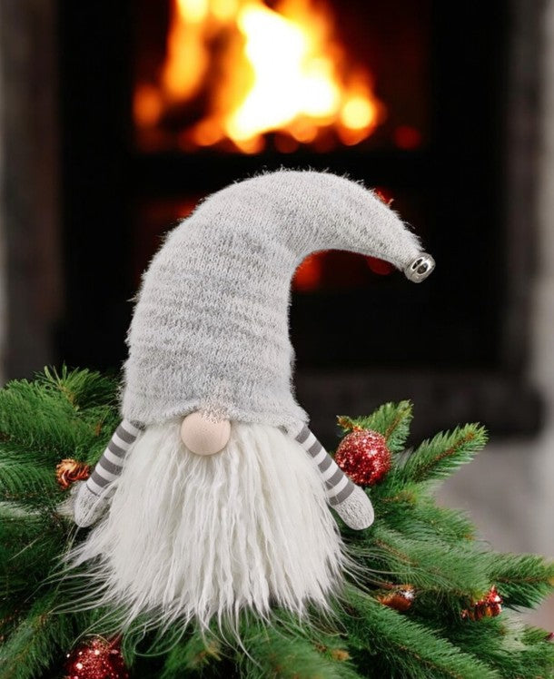 Deko Wichtel Santa 
Farbe: Weiss/Grau 
L:16cm B:22cm H:34cm