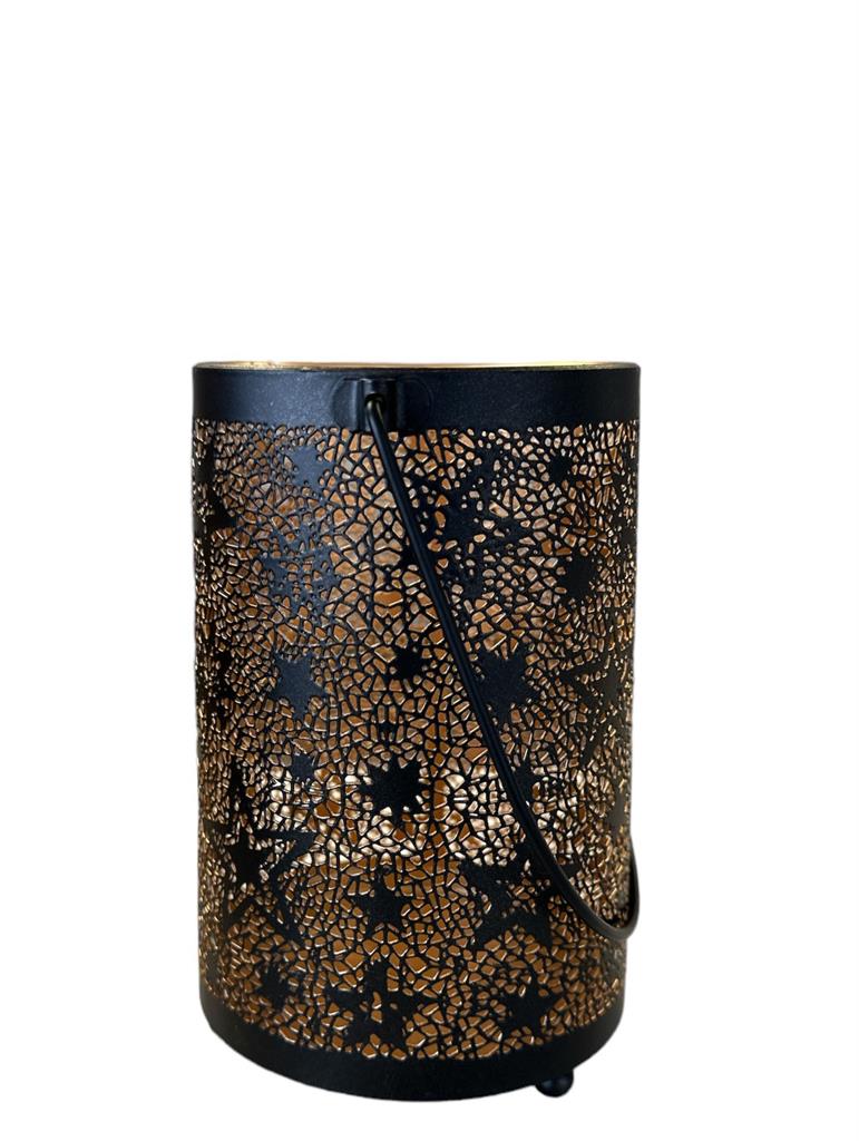 Windlicht schwarz aus Metall mit Sternen Design und Henkel