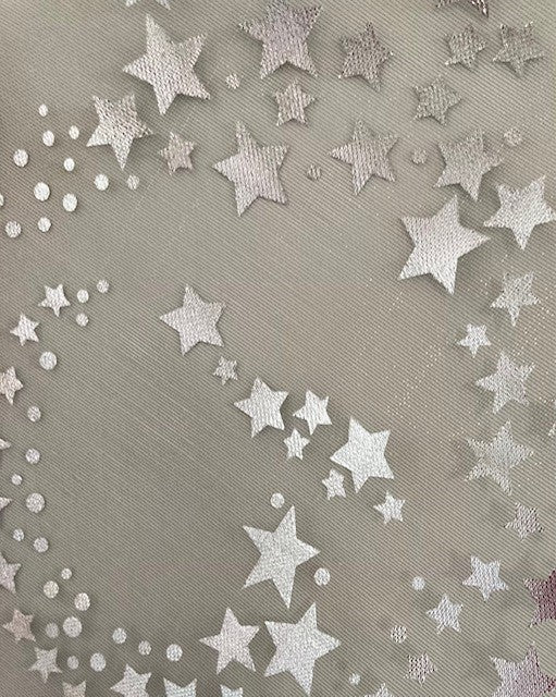 Dekostoff "Organza"- silber + silberne Sterne,
Design:Sternenwirbel,
Masse: 36cm x 300cm